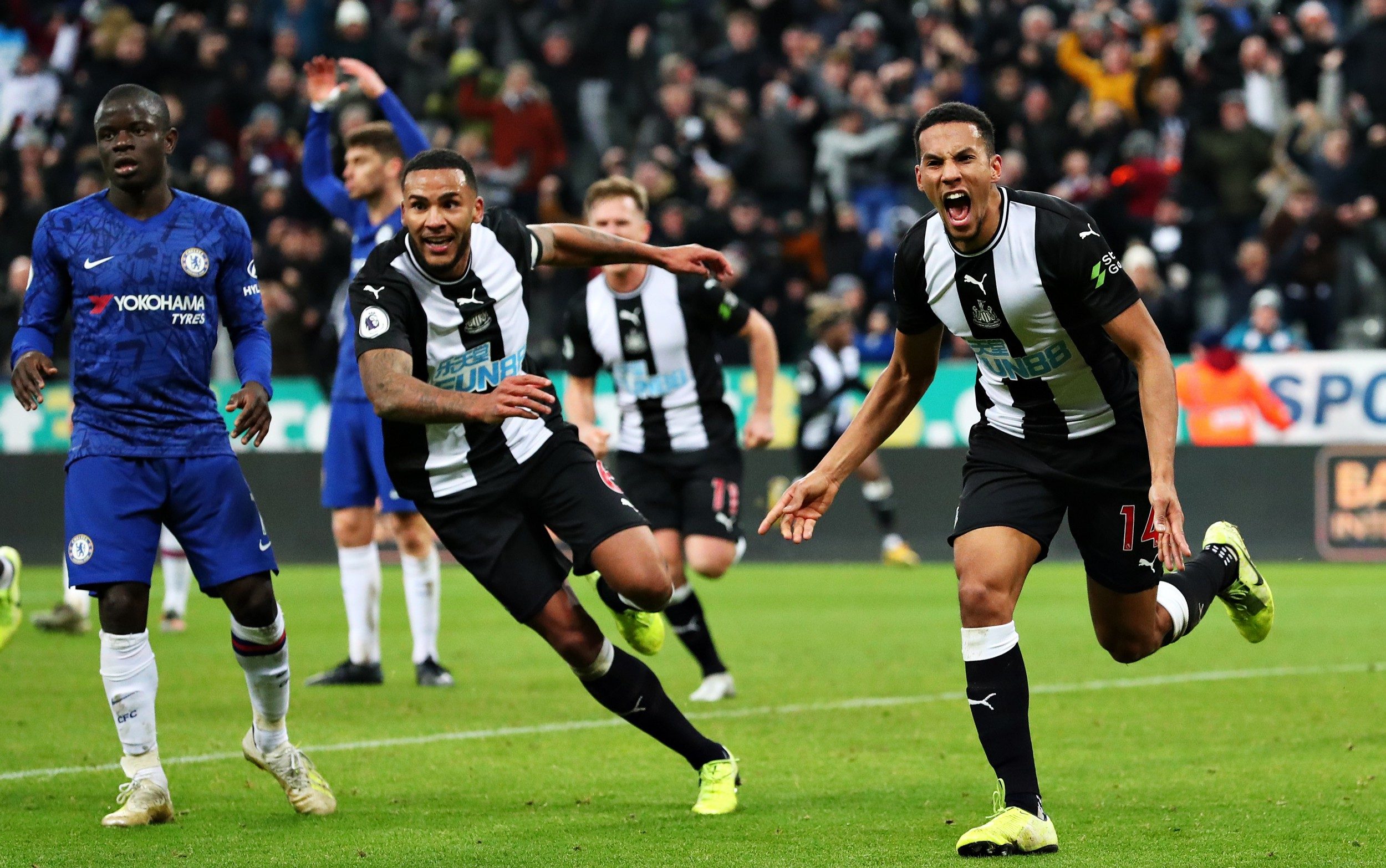 Newcastle ăn mừng sau bàn thắng